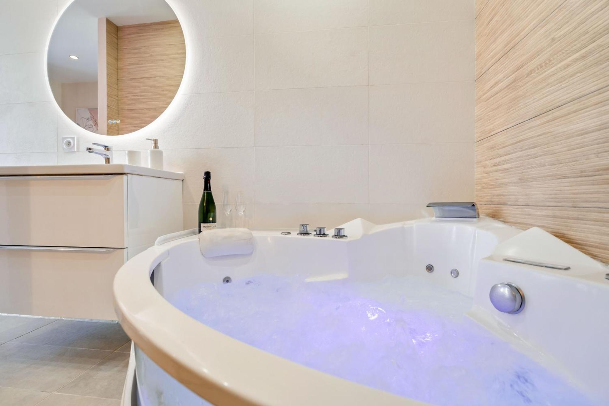 Nice Renting - Love Room Massena - Luxe Room - Jacuzzi - Terrace - King Bed - Ac מראה חיצוני תמונה