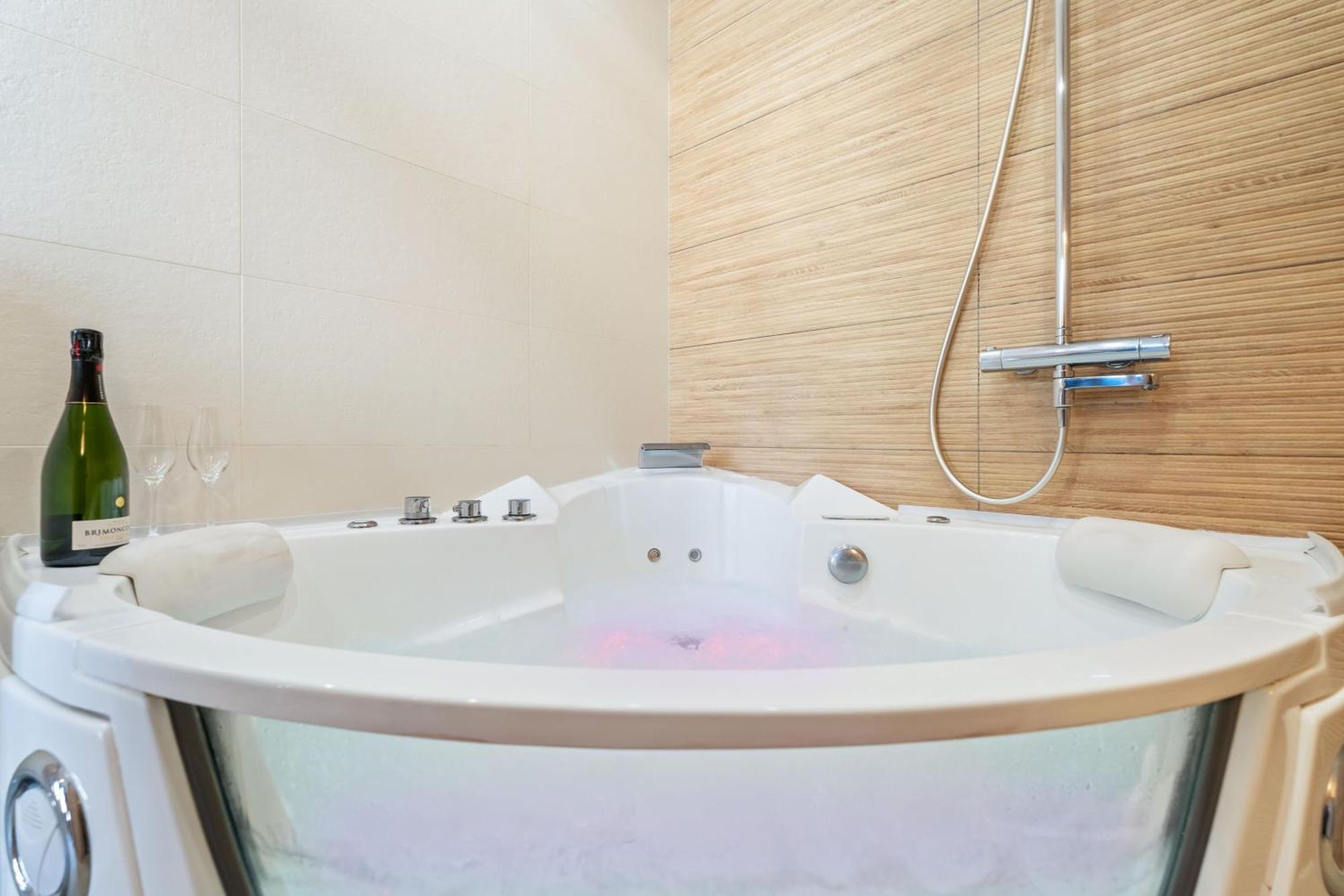 Nice Renting - Love Room Massena - Luxe Room - Jacuzzi - Terrace - King Bed - Ac מראה חיצוני תמונה